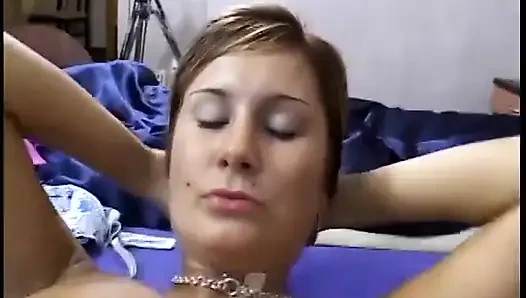 Брюнетка принимает член в ее тугую киску, пока она лежала на кровати