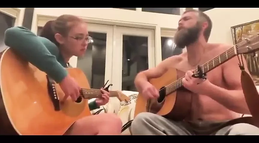 Derek dan aku menulis lagu orisinal