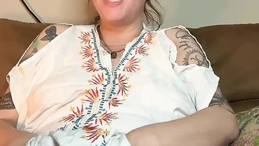 Tante seksi lagi asik masturbasi sambil merokok