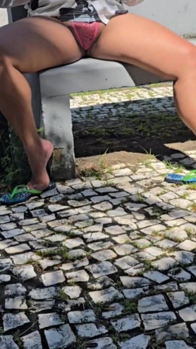 Mostrando a calcinha de renda | Clip 2