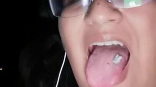 Filthy sissy Vicky TS mange les cendres d'une cigarette