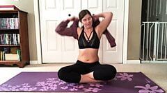 Lisa Brooks - la milf amatoriale fa il suo allenamento di yoga nuda