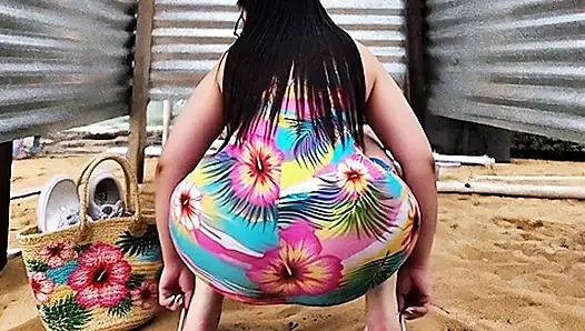 Büyük kalçalı kadın soyunma odasında soyunuyor