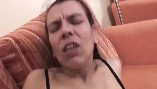 Pembantu jerman dengan memek berbulu ini suka banget dientot sama kontol besar
