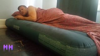 Ste zoon trekt zich af naar stiefmoeder's poesje porno tijdens een slaapbeurt (vorige)