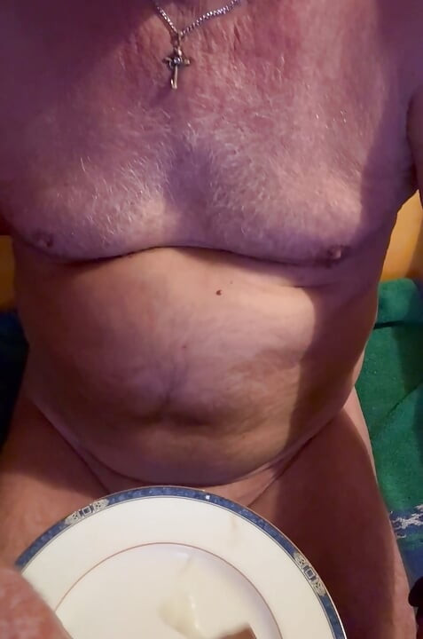 Gozar na comida, comendo o gozo delicioso do meu pauzinho, você tem que experimentar, é muito sexy.