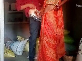 Mąż przyjeżdżał z miasta do wioski, a on pieprzył cipkę swojej żony i wszedł w jej cipkę - czysty hinduski dźwięk