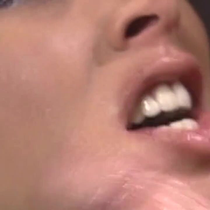 丰满的黑发女郎勾引警察玩重口味性爱