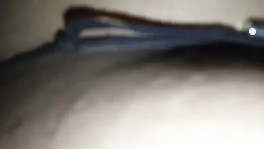 Genç üvey kız kardeşimin geceleyin amcığının videolarını çektim.