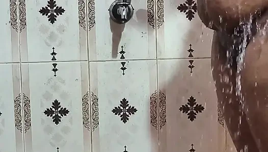 Hintli mallu kız banyo yapıyor ve daha sıkı sikişmeye ihtiyacı var