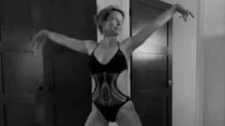 Evangeline Lilly - super seksowny taniec w bikini