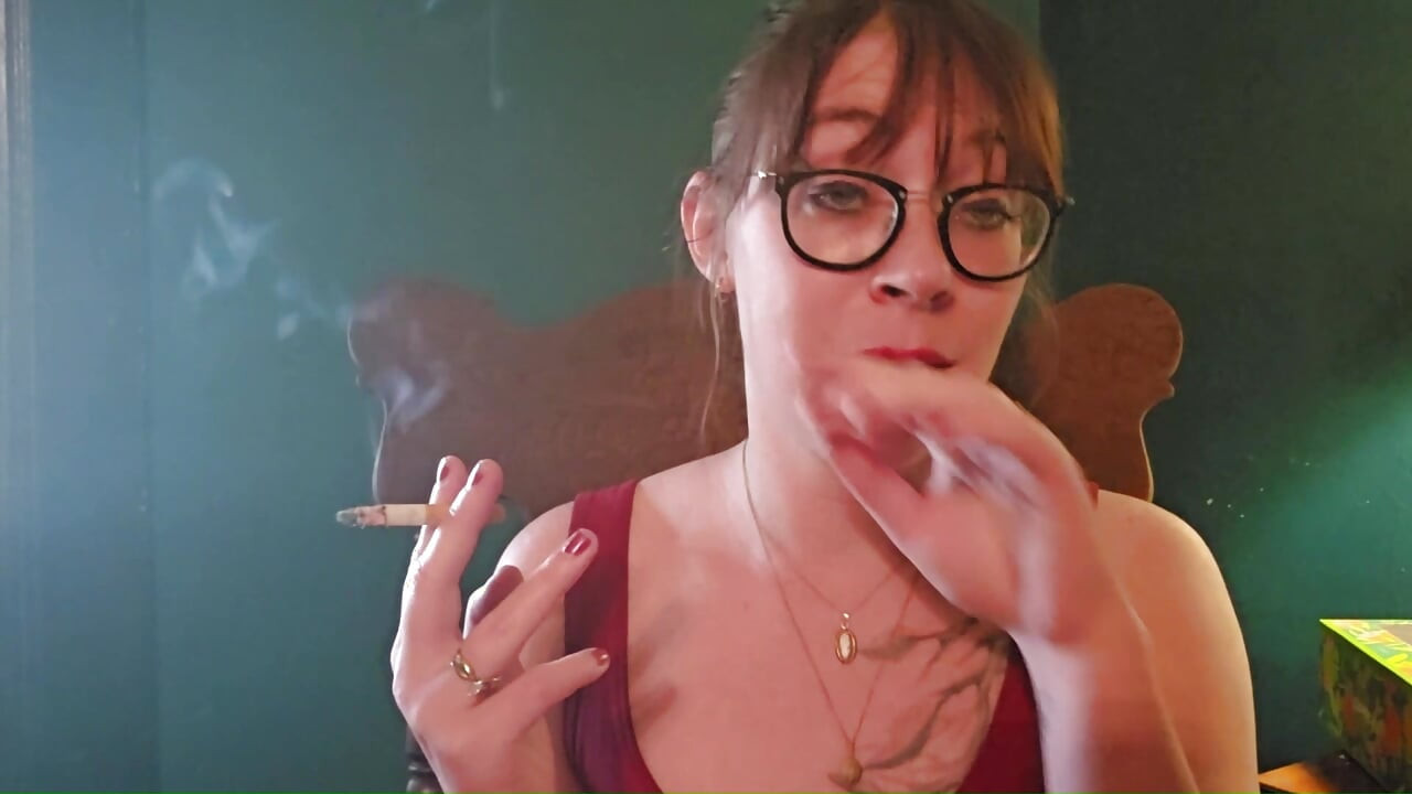 一個吸煙者骯髒的尼古丁嘴