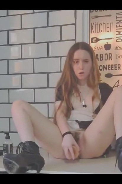 Zgodna čistačica se napali i počinje da masturbira na šalteru