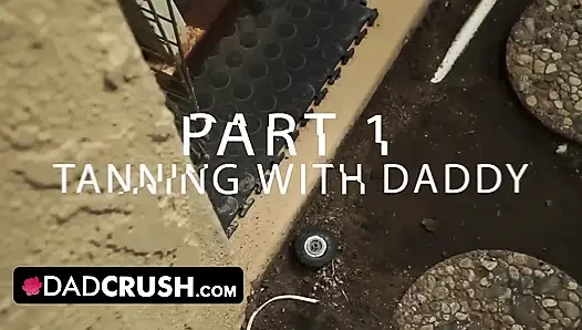 DadCrush - seksi formda bebek üvey babasının külotunu hareket ettirmesine ve parmakla havuz başında onu açık havada sikmesine izin veriyor