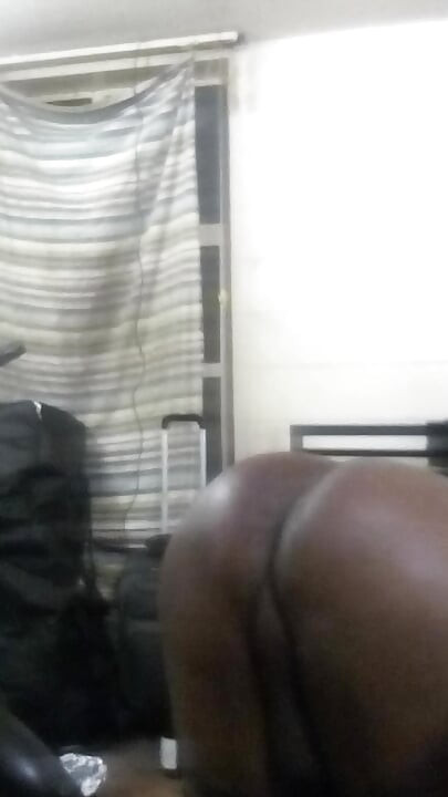 ふっくらしたお尻穴でおならをし、頬を広げるセクシーな黒人ゲイ・フェムボーイ