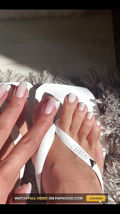 Samo zato što mi se sviđaš i volim ove nove japanke, napravila sam tako ukusan video u kojem prikazujem sve svoje savršene nožne prste tako blizu