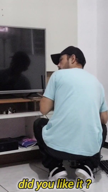 Momen ikonik dari "Ibu rumah tangga mengeluh kepada teknisi bahwa suaminya tidak memperhatikan pakaian dalam barunya dan meminta pendapatnya!"