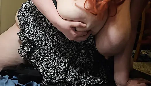 Kızıl saçlı sürtük boşalmak için seks oyuncakları kullanıyor