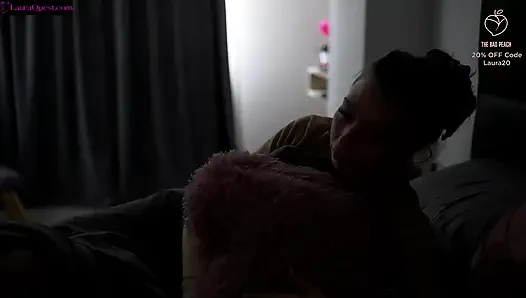 Glücklicher IT-typ wird von einem cam-modell benutzt