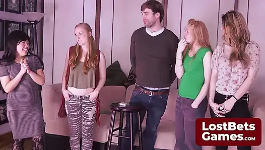 Para pemain Strip High Card menunjukkan lebih banyak skin