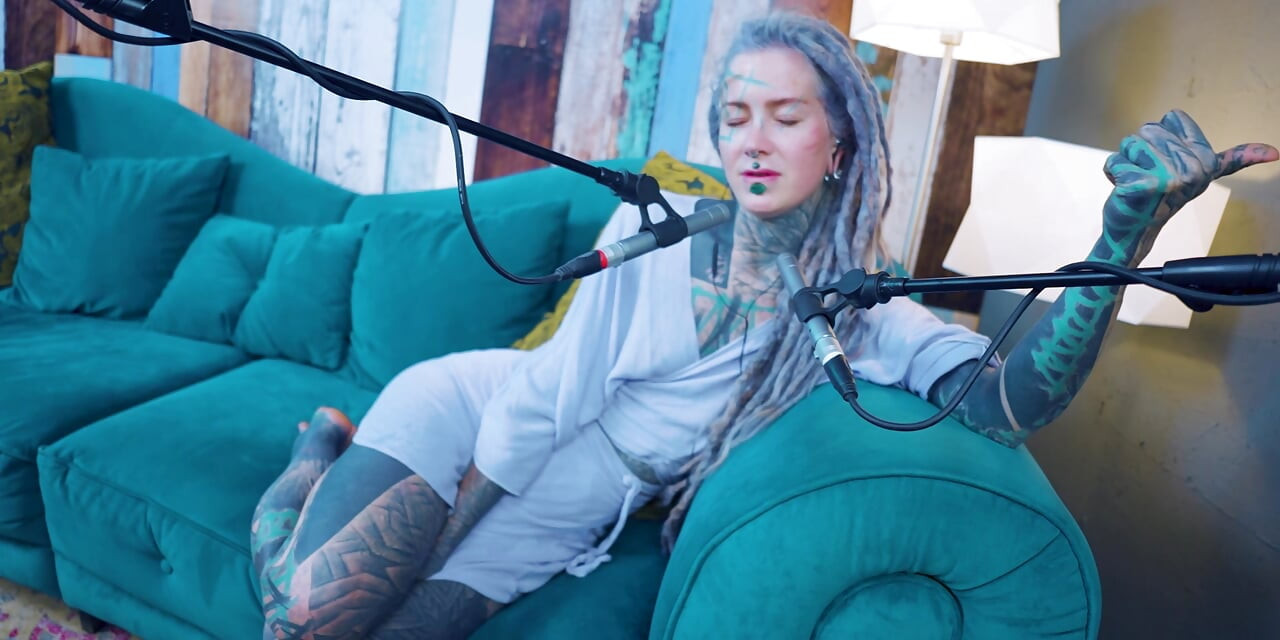 ฉันพูดถึง R - บรรเทา - ASMR Podcast SFW พูดถึงสาวตัวผอม Goth Dreadlocks นางแบบรอยสักสาวหมึก