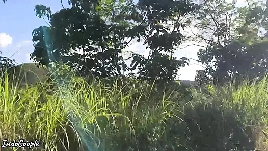 Мусульманская жена в хиджабе занимается романом с ее тайным любовником. Оба занимаются любовью внутри палаточного кемпинга стороне