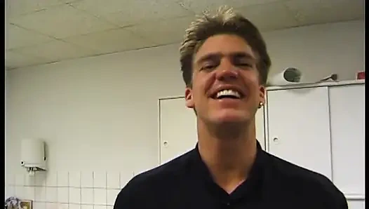 Sarışın olgun yarağını emiyor