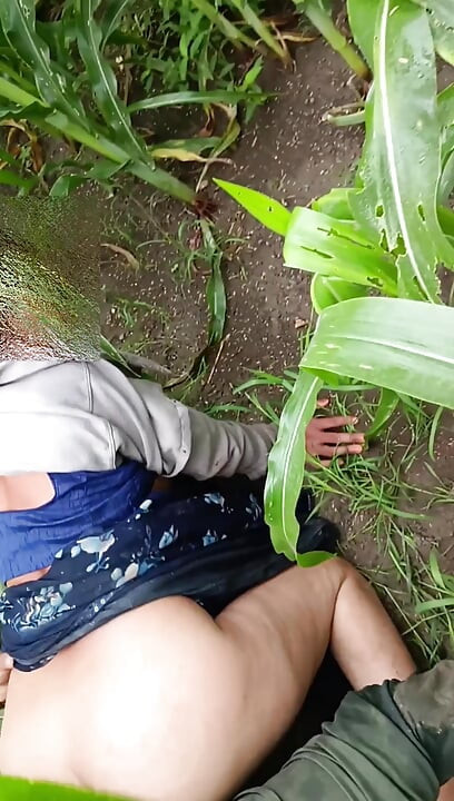 Gaon ka shuddh real desi Makka ki khet ka sexy video bhabhi apni Badi gand Apne devar se marva rahi hai Makka ke khet mein bhabhi ki gand ma