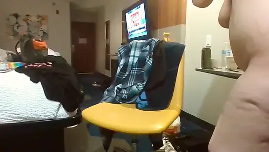 Aku lagi asik muasin memekku sendirian di kamar hotel!