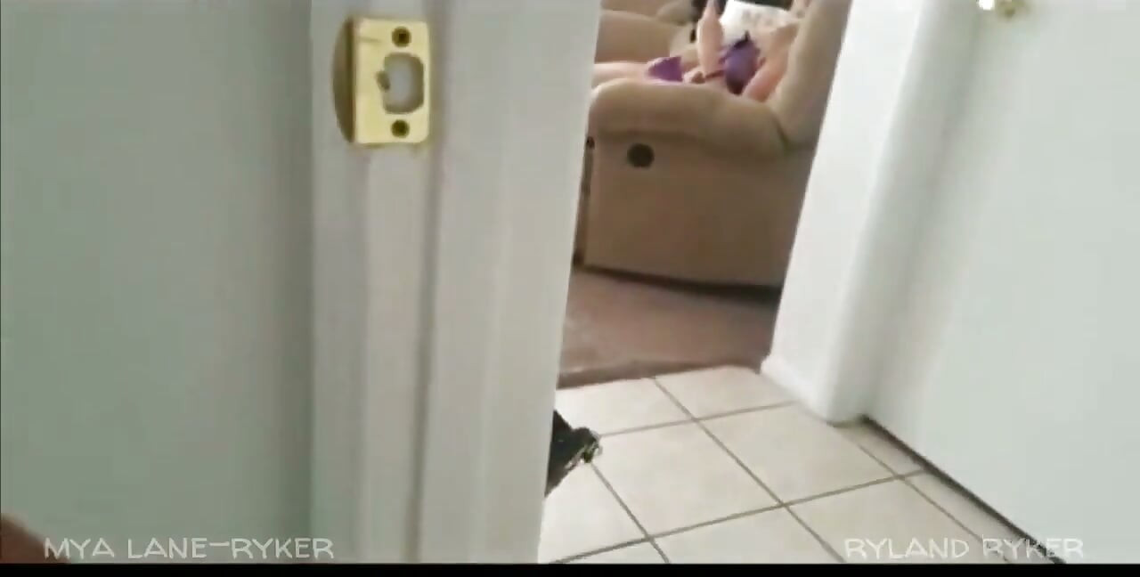 Loira gostosa pega se masturbando e quer paus do amigo