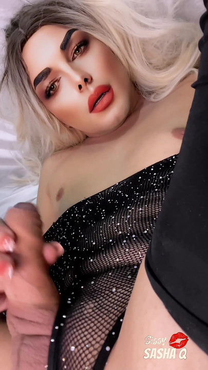 ニューハーフは自分の口の中で精液