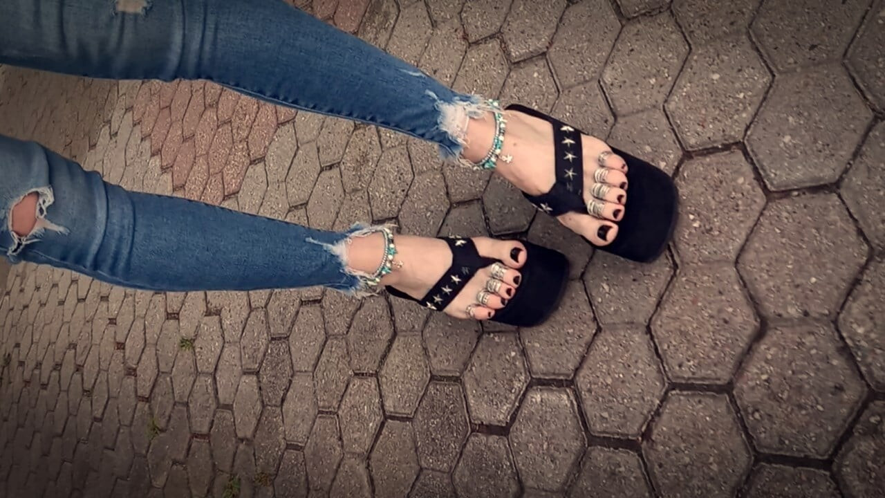 Sexy feet in black platforms, toe rings & anklets + ripped jeans