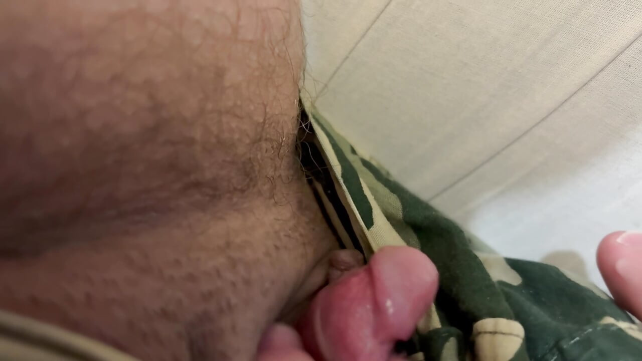 Trans man masturbeert stiekem tijdens online les