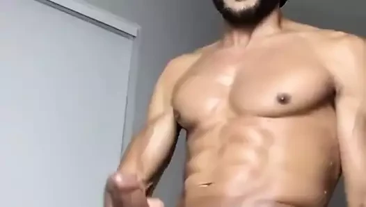 kaslı siyah adam içinde siyah boksör masturbasyon yapmak ve boşalan