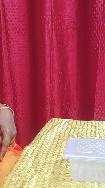 Mahila dktar apni shaili men napunsak aadmi ke lie ilaj de rahi hai aur poore tamil diyo ke sath tel malish ke sath hathon se achchhi chudaee de rahi hai | klip 1