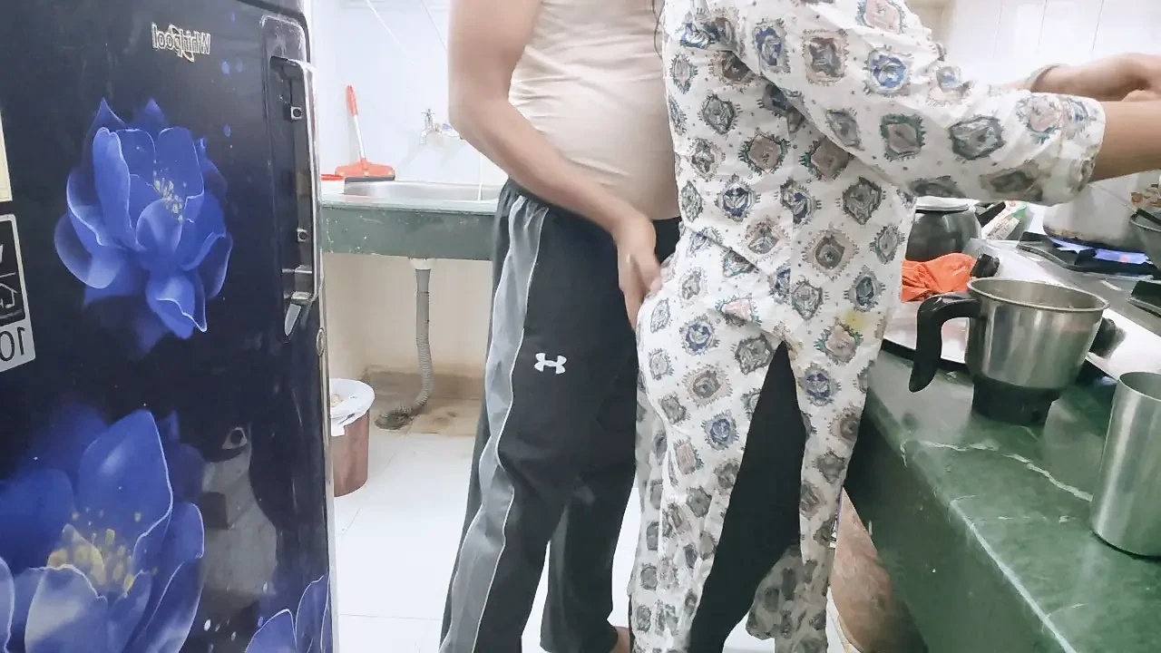 Bhabhi ke shath rasoi me romance