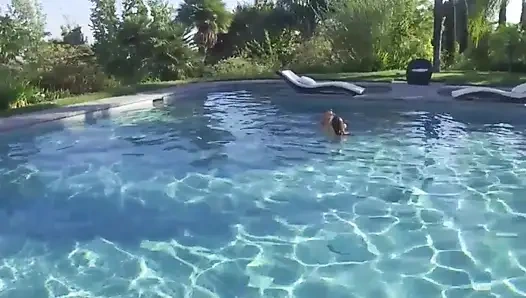 Güzel Model Mastürbasyon Yapıyor