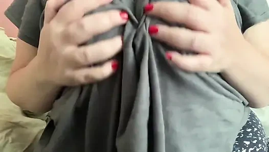 Losyonlu büyük iri güzel kadın göğüsleri