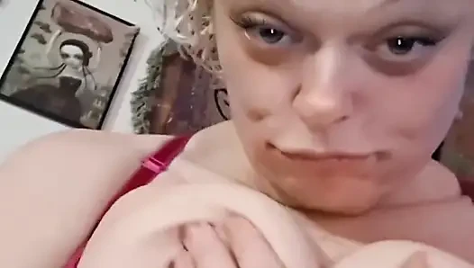 Memantulkan payudara besar pada pirang imut dengan memek yang sempurna