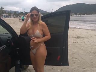 Angelica milf na praia de bikini fio dental se exibindo