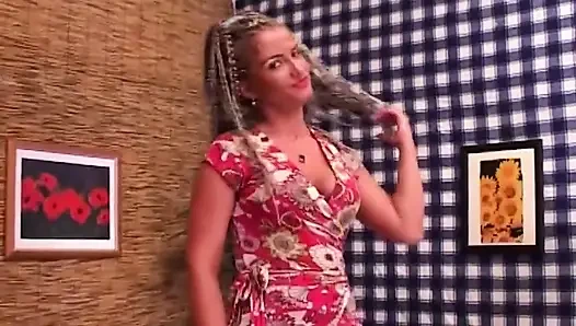 Возбужденную милфу долбят на диком празднике траха на диване