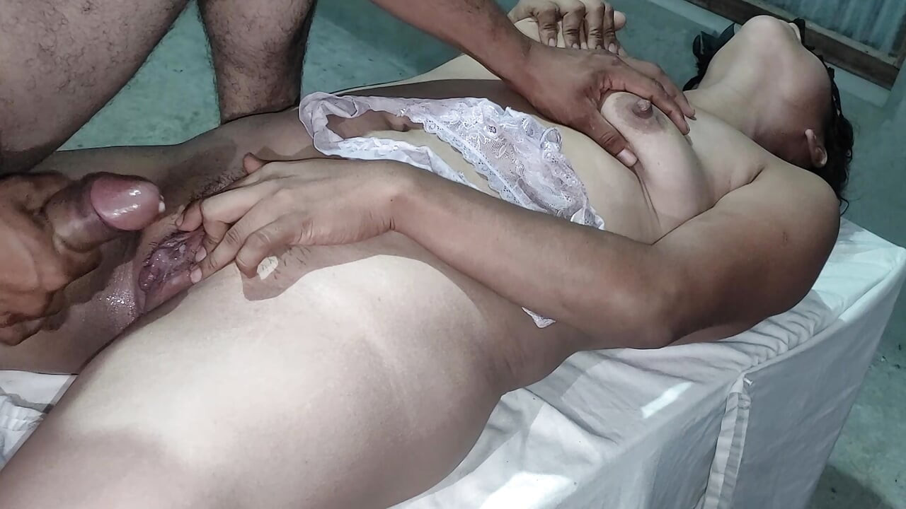 My Sister-in-Law is a VIRGIN and asks for sex from a Tamil Indian in x video-Amateur Home.