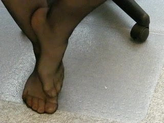 Mes pieds en collants noirs jouent ensemble