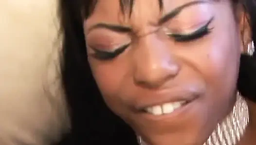 Junge schwarze milf gefickt und von einem schwarzen monster-schwanz in den mund gespritzt