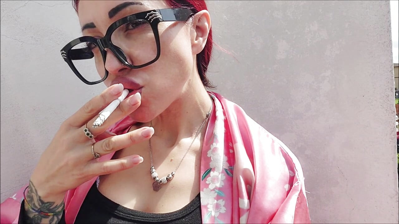 ใช้เวลาสักครู่เพื่อทําลายกับฉันขณะที่ฉันสูบบุหรี่อย่างเยาะเย็ด