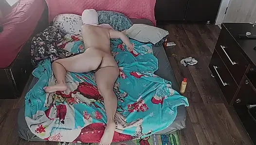 Sinnliche Massage eines heißen amateur-paares mit Öl auf dem Körper.