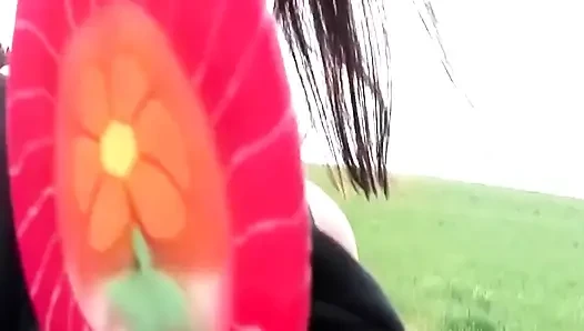 Esmer kadın açık havada soyunuyor lolipop yalıyor