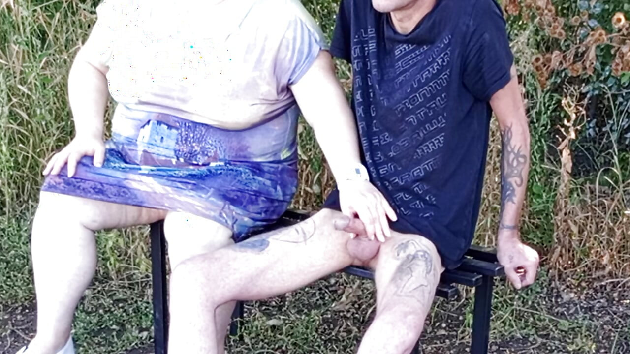 Susjed mi puši kurac u parku na klupi dok ne svršim