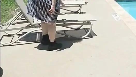 Hemşire Vicki havuza dama giyiyor