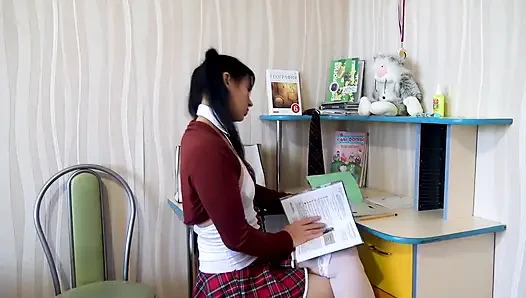Mahasiswi nakal ini lagi asik mainin memek belenggunya